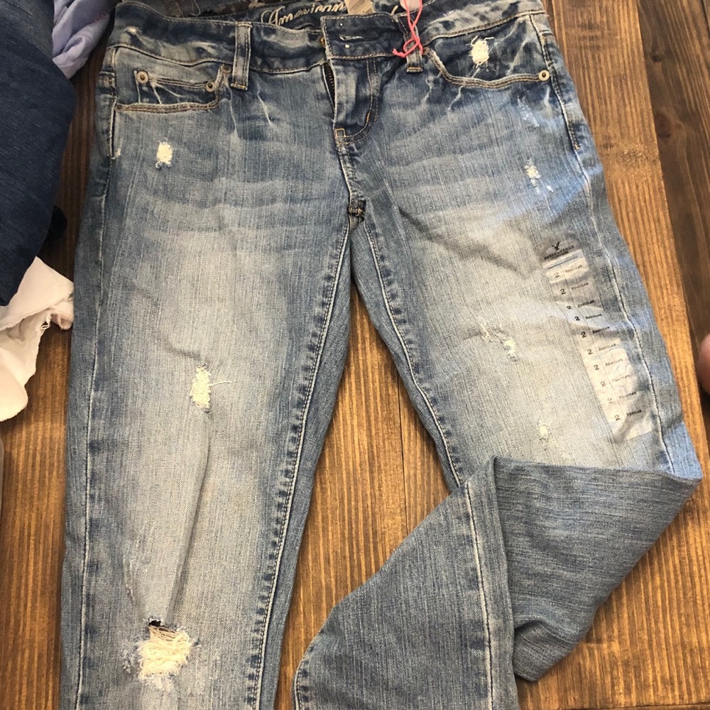 American eagle distressed jeans. Size 2. NWT.